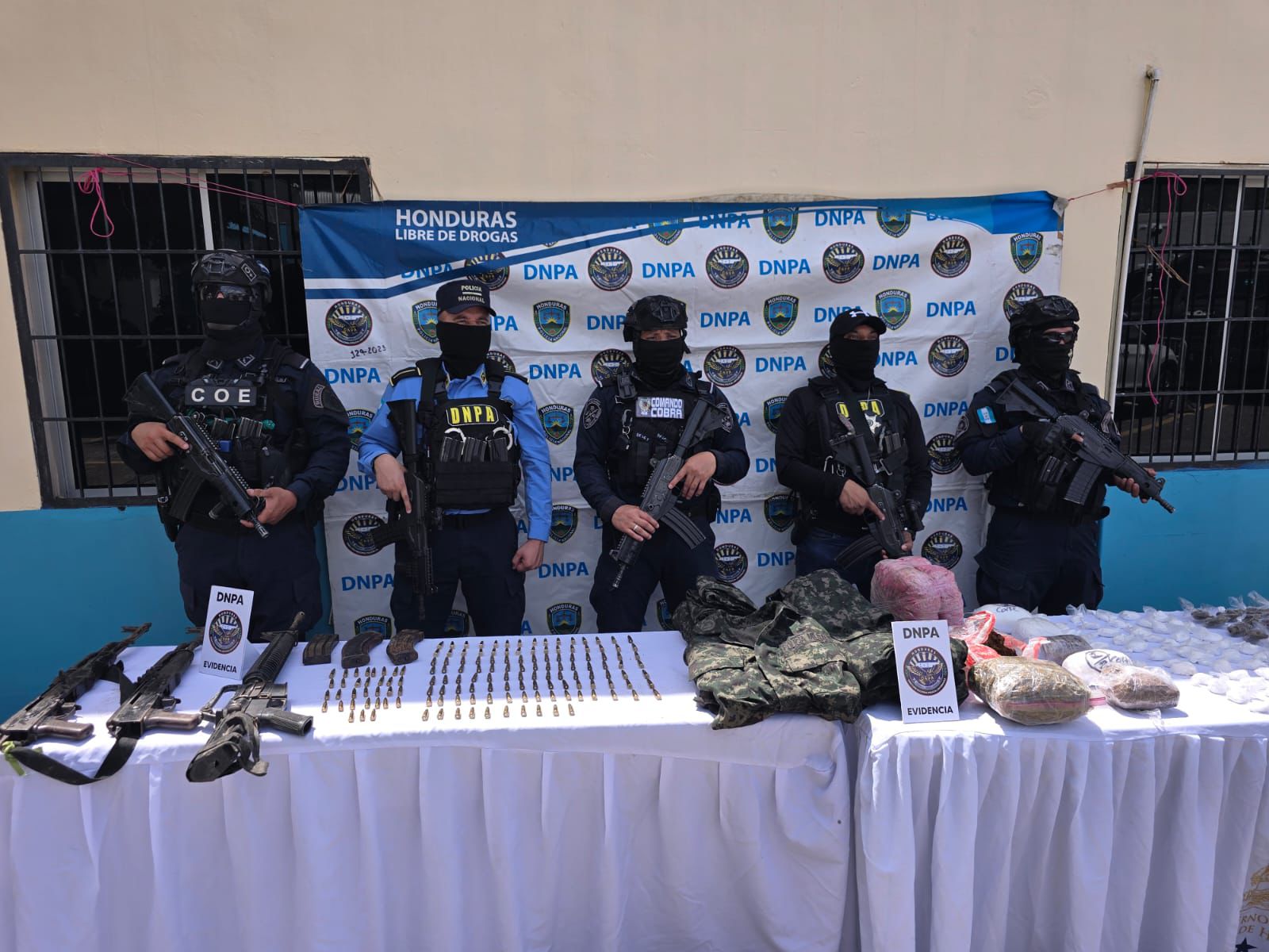 Policía Nacional incauta armas, droga e indumentaria militar durante operativo en el Valle de Sula